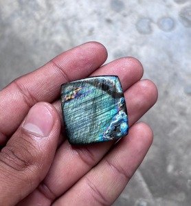 Pierre précieuse en labradorite bleue à reflets, taille coussin, 61 carats |   Cabochon naturel pour bagues et pendentifs - Product Image 1
