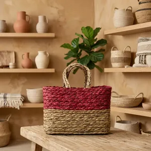 Panier rond en herbe tressé à la main avec garniture festive et poignée (Rouge) – Rangement élégant et écologique - Product Image 2