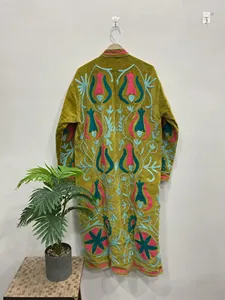 เสื้อแจ็คเก็ตกำมะหยี่ปักลายดอกไม้สีเหลืองมัสตาร์ดพรีเมียม ทรงยาวสไตล์ซูซานี คอตั้งแบบโบฮีเมียน เสื้อคลุมฤดูหนาวสำหรับผู้หญิง - Product Image 5