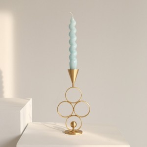 Porte-bougie géométrique moderne en or avec anneaux entrelacés et accent sphérique, pour une décoration intérieure élégante. - Product Image 1