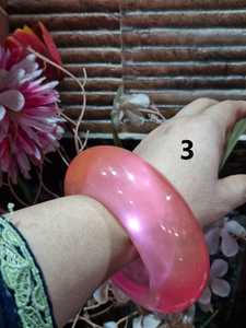 Bracelets en résine époxy faits à la main, ronds, colorés, bijoux d'art de collection, confectionnés avec la technique de moulage - Product Image 3