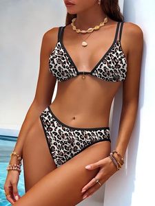 Ensemble de bikini imprimé léopard pour femme, haut triangle décolleté plongeant, bas string, bordure contrastante, extensible, en spandex et polyester, maillot de bain - Product Image 4