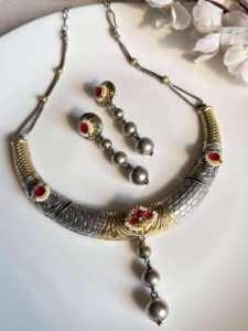 Collier et boucles d'oreilles Dualstone Hasli de fabrication indienne avec fusion Kundan, disponibles à un prix compétitif - Product Image 5