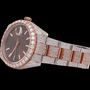 Montre de luxe bicolore en or rose et argent avec cadran brun cristal, lunette sertie de diamants Moissanite et affichage de la date - Product Image 2