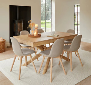 Ensemble de table à manger en teck massif moderne Per Se, 6 pièces, avec base à pieds croisés, chaise rembourrée, design minimaliste pour usage hôtelier - Product Image 3