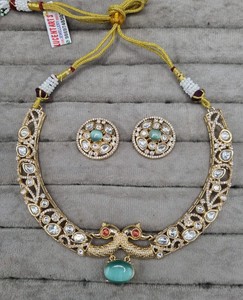 Conjunto de Joyería Tradicional Chapado en Oro con Diamantes Americanos: Collar Choker, Collar de Pavón Doble Hasli y Pendientes Redondos de Piedra Rosa Bebé para Mujer - Product Image 1