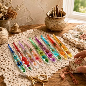 Crochets à Résine avec Fleurs et Verdure Intégrées – Outils Artistiques Faits Main pour Tricot et Couture – Confortables et Objets de Collection - Product Image 6