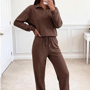 Ensemble de survêtement pour femme de style moderne, confortable, deux pièces, conçu pour la vie quotidienne et le confort toute la journée - Product Image 3