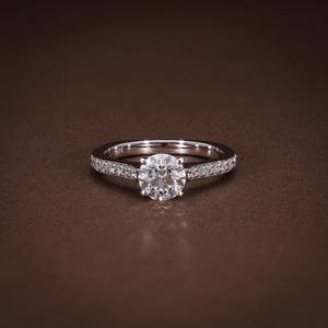 Anillo de Compromiso con Diamante Cultivado en Laboratorio con Certificación VVS2, Corte Redondo, Oro de 14K/18K, Anillo de Propuesta Clásico Solitario para Ella - Product Image 1