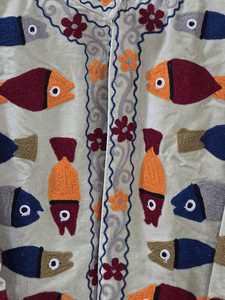 Veste Suzani en velours faite main avec motif de poisson audacieux et emblématique, brodée par un artisan moderne, manteau d'hiver bohème, vêtement d'extérieur. - Product Image 4