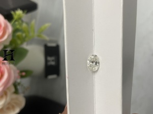 Diamant blanc ovale de 8 carats, couleur F, clarté VS1, exceptionnel, avec une symétrie allongée et un feu glacé élégant. - Product Image 5