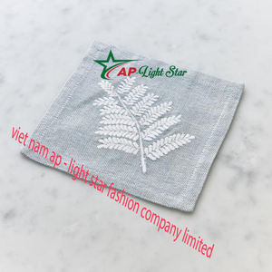 Serviettes de cocktail brodées de produits chauds frais du Vietnam pour les fêtes - Product Image 1