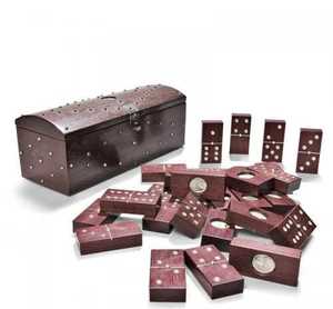 Collection de jeux d'intérieur en bois et résine écologiques faits à la main, au design traditionnel, incluant Échecs, Dominos et Tic Tac Toe - Product Image 4