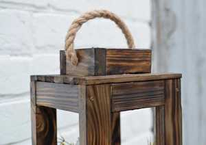 Grande lanterne carrée rustique en bois avec poignée en corde, fonction suspendue, décoration de maison de style ferme pour Pâques - Product Image 2