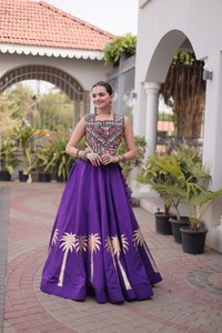 TENNECY Nuevo Lehenga Choli Tradicional Especial para Navratri, en tela romana con bordado Kutchi Gamthi y encaje Codi. - Product Image 3