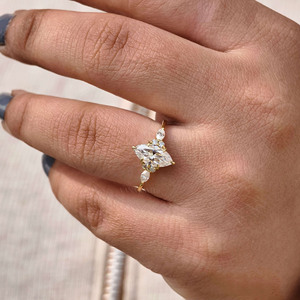 1.21 TCW Marquise Cut Moissanite Bague de fiançailles avec réglage de grappe latérale Tendance 14K Or jaune Côté Marquise Ronde Moissanite - Product Image 1