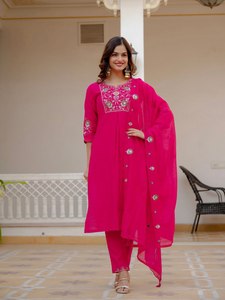 Ensemble Kurti en viscose et soie Mango pour femmes, avec broderies multiples, paillettes et travail manuel |   Pantalon droit - Product Image 1