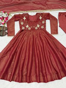 ชุดเดรส Anarkali สำหรับผู้หญิง พร้อมผ้าคลุมไหล่ งานปักหนักสไตล์อินเดีย-ปากีสถาน เหมาะสำหรับงานแต่งงานและงานเลี้ยง - Product Image 5