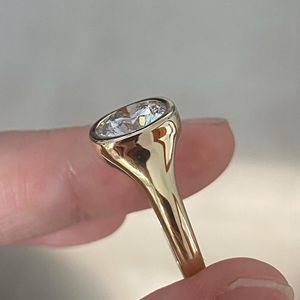 Bague de fiançailles classique ronde en moissanite de 2,50 carats, sertie de griffes en or jaune 14 carats, certifiée IGI, best-seller Iced Jewelz - Product Image 3