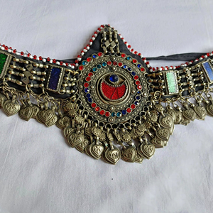 Parures de bijoux afghans de luxe mettant en valeur de grands médaillons en forme de pièce de monnaie et des détails de filigrane complexes avec des boucles d'oreilles pendantes assorties - Product Image 1