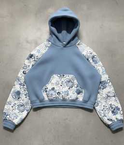 เสื้อฮู้ดดี้สตรีทแวร์โอเวอร์ไซส์สีฟ้าอ่อนพิมพ์ลายผ้าทอพร้อมกระเป๋า แขนเสื้อปะติดลายดอกไม้คุณภาพดี ผ้าฟลีซหนานุ่ม ขายส่ง - Product Image 1