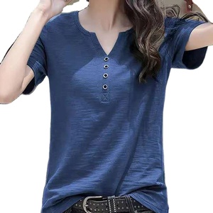 เสื้อยืดคอวีติดกระดุมสำหรับผู้หญิงเสื้อลำลองสีพื้นแขนสั้นสีขาวขนาดใหญ่ทรงหลวมสำหรับฤดูใบไม้ผลิฤดูร้อน - Product Image 1