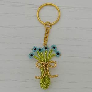 Porte-clés brodé à la main unique avec embellissement de perles de qualité supérieure pour les collections de marques de mode et de boutiques - Product Image 2