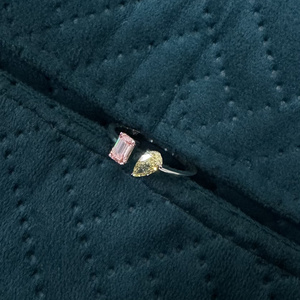 Anillo de Diamante Corte Esmeralda Rosa con Gema Amarilla en Forma de Pera, Engaste de Puntas, Estilo Clásico, Joyería Fina Unisex - Product Image 2
