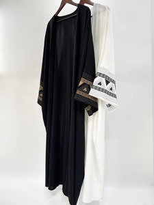 Elegante Abaya Azul Marino de Corte Holgado para Mujeres Musulmanas con Cuello con Borlas y Mangas con Puños Acampanados para Uso Diario Modesto e Islámico - Product Image 5