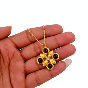 Collier pour femme vintage en laiton plaqué or avec pendentif trèfle en améthyste violette sertie de quatre pierres et chaîne à maillons réglable - El Joyero - Product Image 2