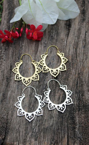 Boucles d'oreilles créoles en or faites à la main, motif pétale de lotus, découpées, style bohème ethnique, bijoux tendance pour femme - Product Image 4