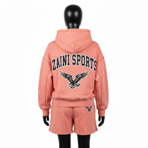 ชุดเซ็ตฮู้ดดี้และกางเกงขาสั้นผ้าฝ้ายฟลีซพรีเมียมสำหรับผู้หญิง 320 GSM สีชมพูคอรัล ทรงโอเวอร์ไซส์ พิมพ์ลายโลโก้นกอินทรีแบบพัฟ ปรับแต่งได้ - Product Image 2