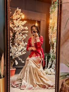 Ensemble prêt-à-porter en faux georgette avec broderie Zari et broderie de sequins, comprenant un haut, un pantalon Sharara et un dupatta. - Product Image 5