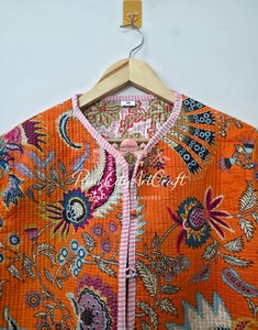Chaqueta Acolchada Kantha Floral Naranja Tejida a Mano, Estilo Bohemio Vintage con Parches de Algodón Indio Jaipuri para Invierno - Product Image 5