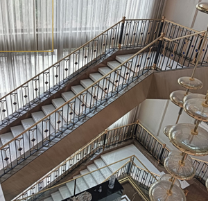 Rampe d'escalier en laiton et fer de qualité supérieure avec finition dorée élégante et motifs décoratifs, balustrade en fer noir avec dessus en bois - Product Image 2