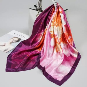 Écharpe carrée en soie pour femme, imprimé floral jaune et blanc, accessoire de mode multifonctionnel toutes saisons - Product Image 3