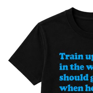 เสื้อยืดคอกลมแขนสั้นสีดำสำหรับวัยรุ่นพร้อมดีไซน์กราฟิกตัวอักษรสีน้ำเงินสำหรับโรงเรียน เสื้อผ้าสตรีทแวร์ที่สวมใส่สบายทุกวัน - Product Image 5