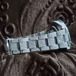 Montre de luxe en quartz entièrement dorée, en acier inoxydable, avec verre saphir, cadran à aiguilles, diamants de laboratoire, bracelet en cuir et moissanite - Product Image 1