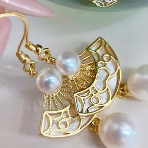 Pendientes Colgantes de Estilo Chino Retro Populares de Otoño, Conjunto de Joyería con Colgante de Concha, Abanico Hueco, Concha de Madre, Tentación - Product Image 1