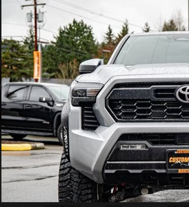 Pick-up tout-terrain de taille moyenne d'occasion 2025, édition TRD Off-Road - Product Image 1