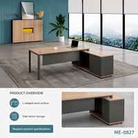 Bureau de direction moderne en forme de L avec plateau en bois clair, cadre en boucle anthracite et armoire de rangement latérale, usage commercial