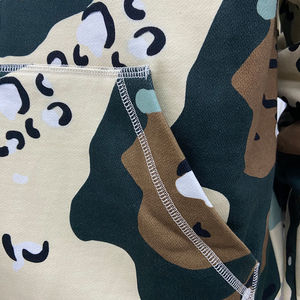 Conjunto de chándal de dos piezas de tela sostenible con camuflaje personalizado para hombre, pantalones cargo de carpintero y conjunto de chándal con cremallera y camuflaje RealTree. - Product Image 4