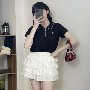 Camiseta de Mujer Estilo Coreano, Corte Ajustado, Cuello en V, 65% Algodón/35% Poliéster, Ecológica, con Detalle de Botones, Calidad Premium, 340g, Precio de Fábrica - Product Image 1