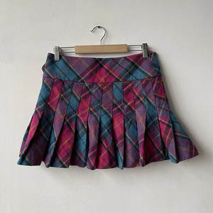 Minifalda Escocesa para Niñas, Diseño Tartán Morado, Mezcla de Lana, Plisada, con Forro y Hebilla - Product Image 5