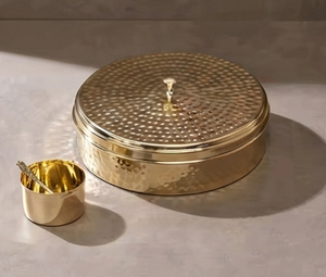 Boîte à épices ronde en métal doré de qualité supérieure avec couvercle martelé et petit récipient pour le rangement en cuisine - Product Image 1