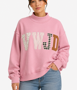 Pull ras du cou vintage pour femme, style universitaire, avec broderie appliquée du nom de l'État, en molleton doux, pour le campus et le spirit d'équipe - Product Image 1