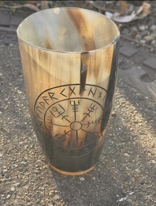 Vaso Artesanal Ecológico de Cuerno de Búfalo con Símbolo de Martillo de Thor, Forma Rústica Natural, Obra de Arte Coleccionable, Artesanía Global - Product Image 2