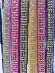 Borde de encaje de red bordado con zari floral dorado y detalles de lentejuelas y perlas, ribete festoneado elegante y sofisticado para saris de novia - Product Image 2