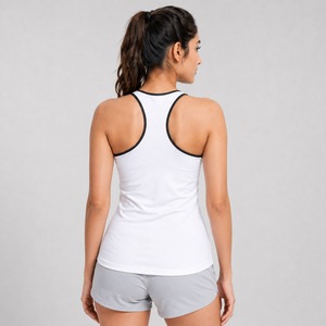 Camiseta sin mangas ligera para mujer diseñada con materiales transpirables para máxima comodidad durante el entrenamiento y actividades al aire libre. - Product Image 5