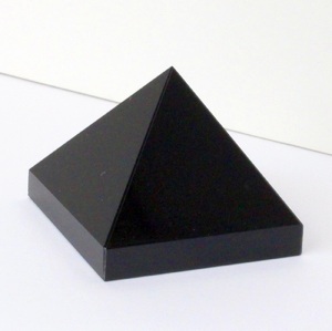 Pyramide en pierre de tourmaline noire, cristal naturel, protection énergétique, pierre précieuse, pyramide Reiki, chakra, Feng Shui - Product Image 3